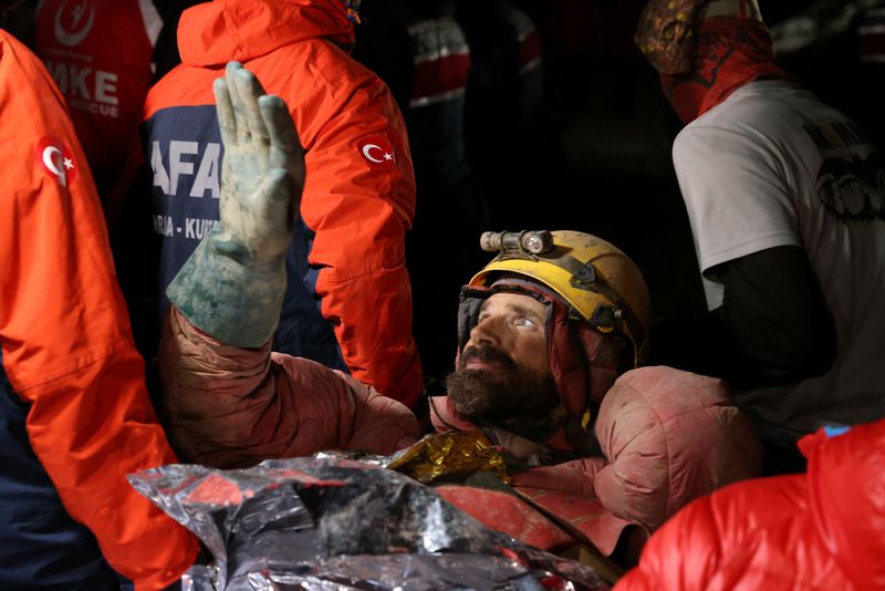 © Reuters. U.S. caver Mark Dickey, on a stretcher, is carried out of the Morca cave as his rescue operation comes to a successful end near Anamur in Mersin province, southern Turkey September 12, 2023. REUTERS/Umit Bektas