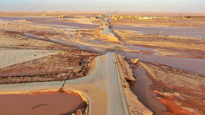 © Reuters. منظر عام لمياه الفيضانات التي تغمر أجزاء كبيرة من منطقة المخيلي في ليبيا يوم الاثنين جراء عاصفة قوية وموجة أمطار غزيرة ضربت البلاد . صورة لرويترز .   