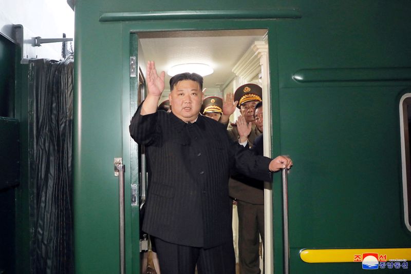 &copy; Reuters. زعيم كوريا الشمالية كيم جونج أون يلوح بيده أثناء مغادرته العاصمة بيونجيانج يوم الأحد مستقلا قطاره الخاص متوجها إلى روسيا في صورة بثتها وكال