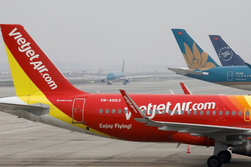 &copy; Reuters. FILE PHOTO: An aircraft of the national flag carrier Vietnam Airlines taxis behind a Vietjet aircraft at Noi Bai airport in Hanoi, Vietnam December 23, 2020. REUTERS/Kham/File Photo