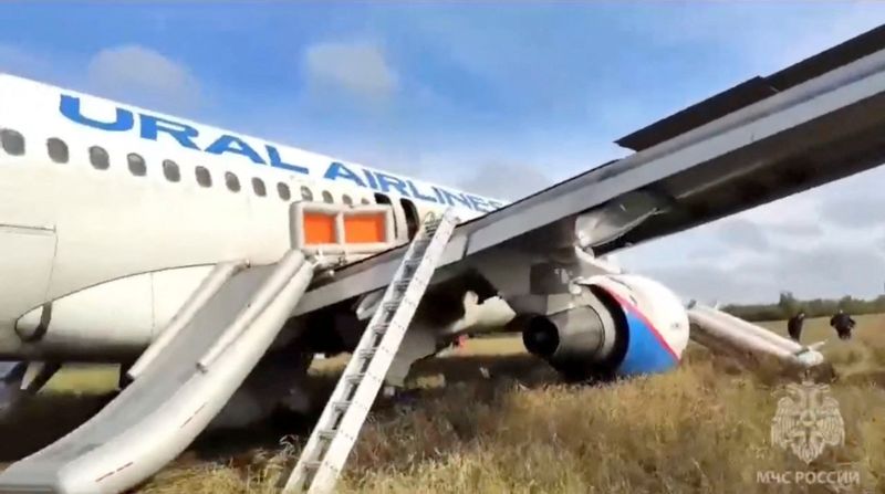 © Reuters. A view shows Russia's Ural Airlines plane flying from Sochi to Omsk after an emergency landing in western Siberia's Novosibirsk region, Russia, in this still image from video published September 12, 2023. Russian Emergencies Ministry/Handout via REUTERS