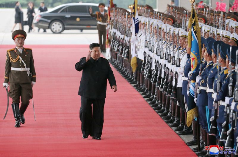 &copy; Reuters. زعيم كوريا الشمالية كيم جونج أون يغادر العاصمة بيونجيانج يوم الأحد متوجها في زيارة إلي روسيا في صورة بثتها وكالة الأنباء المركزية الكورية ا