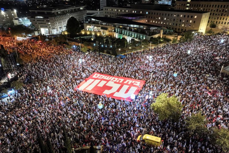 &copy; Reuters. منظر جوي يظهر أشخاصا يحملون لافتة باللغة العبرية كتب عليها "المحكمة العليا" خلال مشاركتهم في مظاهرة ضد رئيس الوزراء الإسرائيلي بنيامين نتني