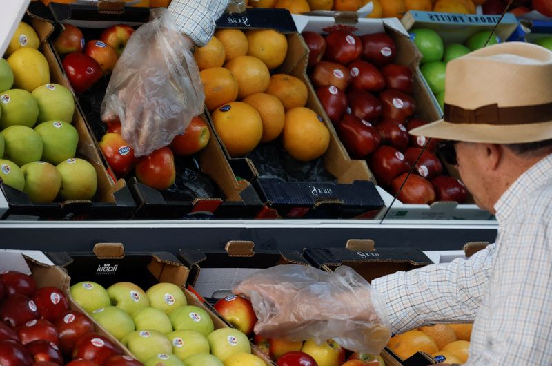 &copy; Reuters. A customer buys apples at a fruit store in Ronda, Spain, June 13, 2023. REUTERS/Jon Nazca/file photo