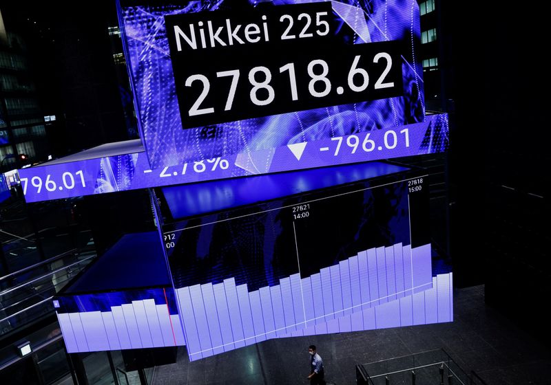 &copy; Reuters. شاشة إلكترونية تعرض حركة المؤشر نيكي في طوكيو بصورة من أرشيف رويترز.