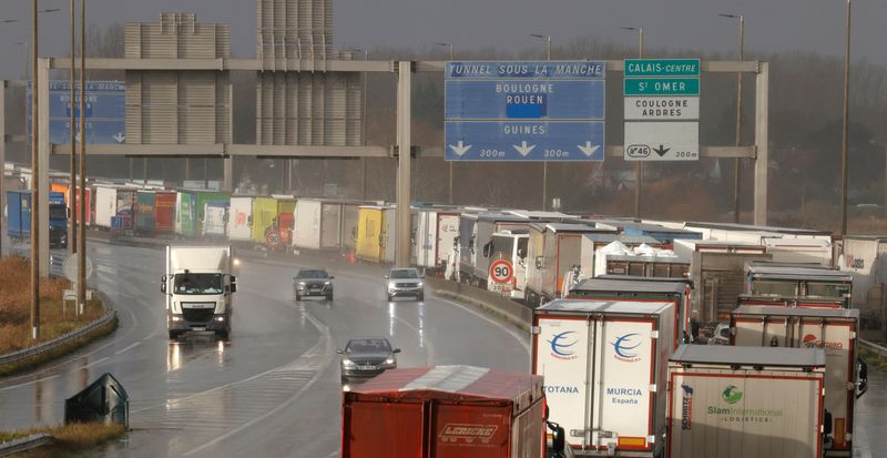 &copy; Reuters. Des véhicules circulent sur une autoroute près de Calais. /Photo prise le 17 décembre 2020/REUTERS/Pascal Rossignol