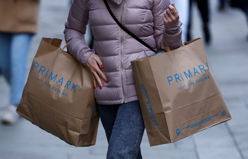 &copy; Reuters. FILE PHOTO: A woman carries Primark shopping bags on Oxford Street, in London, Britain, January 16, 2023.  REUTERS/Peter Nicholls/File Photo