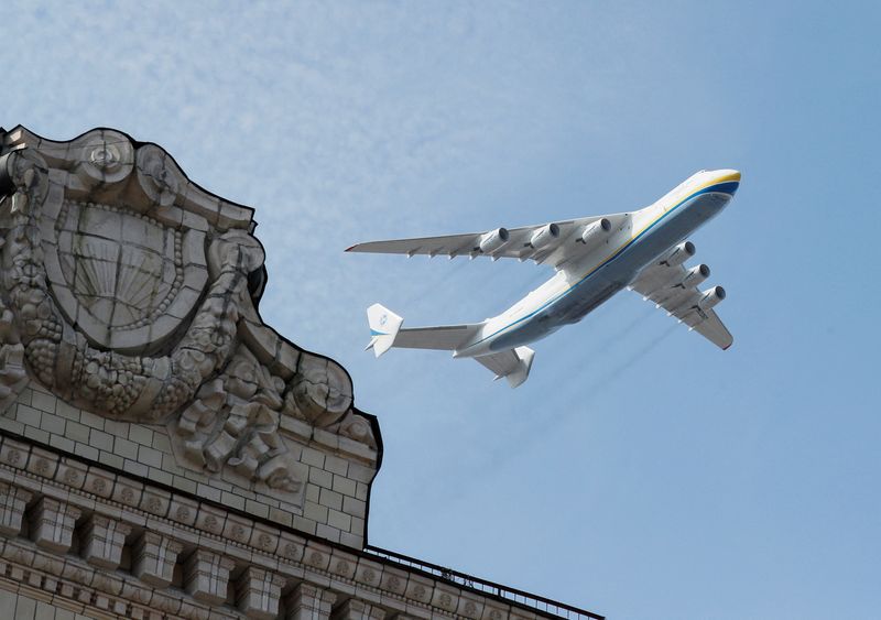 &copy; Reuters. FILE PHOTO: Ukrainian Antonov An-225 Mriya cargo plane, the world's biggest aircraft, flies during the Independence Day military parade in Kyiv, Ukraine August 24, 2021.  REUTERS/Gleb Garanich/File Photo