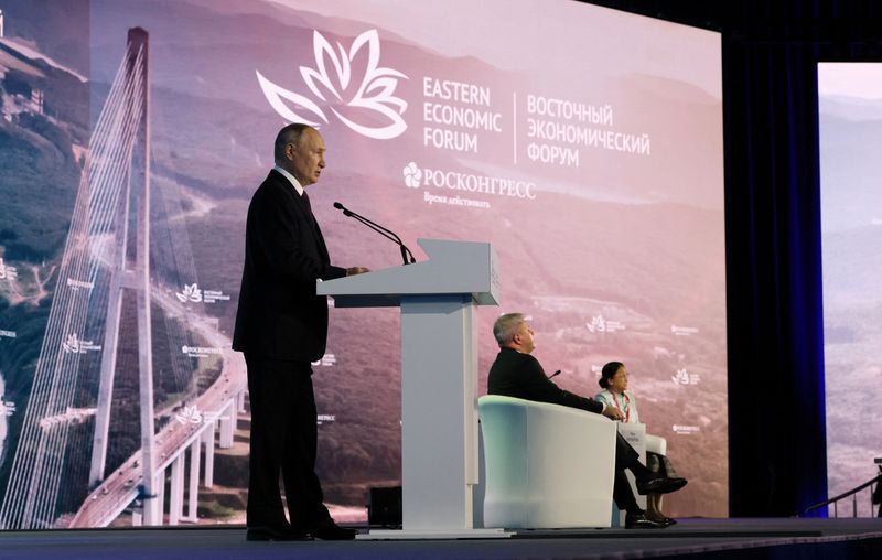 &copy; Reuters. الرئيس الروسي فلاديمير بوتين يلقي خطاب خلال جلسة بمنتدى الشرق الاقتصادي في مدينة فلاديفوستوك بروسيا يوم الثلاثاء. صورة لرويترز من ممثل لوك