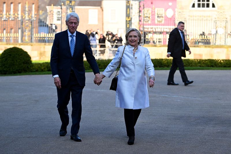 &copy; Reuters. FILE PHOTO: Former U.S secretary of state and Chancellor of Queen's University Belfast, Hillary Clinton and former U.S president Bill Clinton arrive at Hillsborough Castle for the Gala dinner to mark the 25th anniversary of the Good Friday Agreement, in B