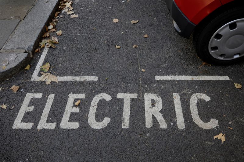 &copy; Reuters. FILE PHOTO: A parking bay reserved for electric car charging can be seen on display in London, Britain, October 19, 2018. REUTERS/Simon Dawson/File Photo