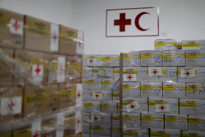 © Reuters. شعار الاتحاد الدولي لجمعيات الصليب الأحمر والهلال الأحمر علي صناديق بفنزويلا في صورة من أرشيف رويترز.