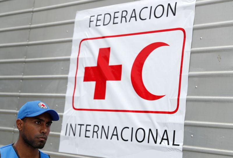 © Reuters. شعار الاتحاد الدولي لجمعيات الصليب والهلال الأحمر يظهر علي شاحنة تحمل مساعدات إنسانية في مستودع بفنزويلا في صورة من أرشيف رويترز.
