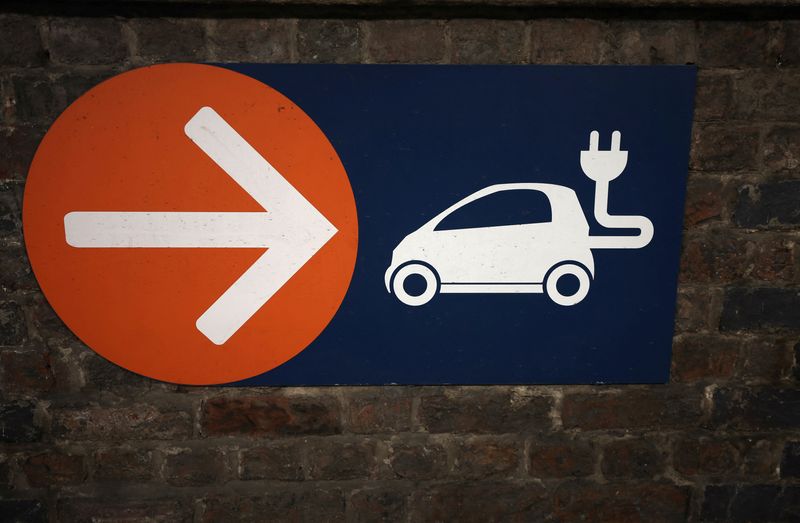 &copy; Reuters. FILE PHOTO: A sign directing towards electric vehicle charging points is seen in a car park in Manchester, Britain, September 8, 2023. REUTERS/Phil Noble/File Photo