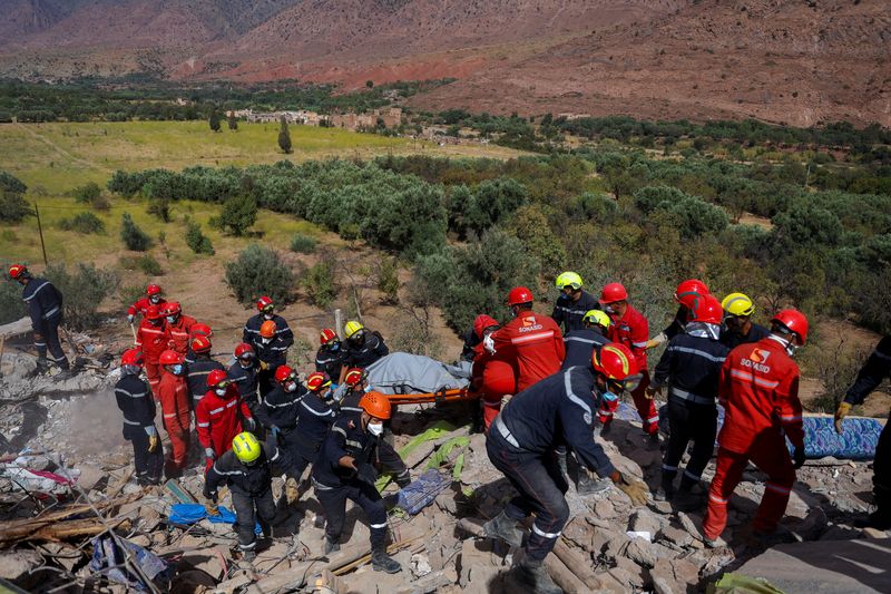© Reuters. Rescue workers carry a body recovered from under the rubble in the aftermath of a deadly earthquake in Talat N'Yaaqoub, in Morocco September 12, 2023. REUTERS/Hannah McKay