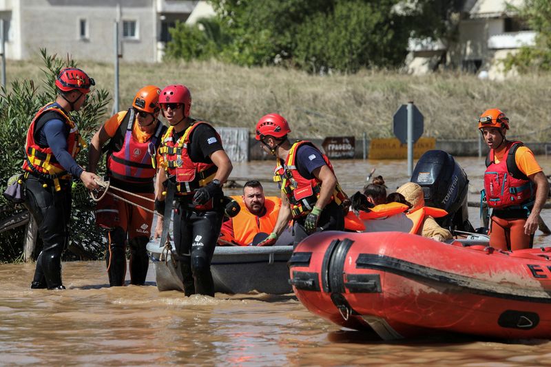 &copy; Reuters. محليون يتم إخلاؤهم من منطقة غمرتها الفيضانات عاصفة دانيال، في لاريسا باليونان يوم العاشر من سبتمبر أيلول 2023. تصوير: إيلياس ماركو - رويترز.