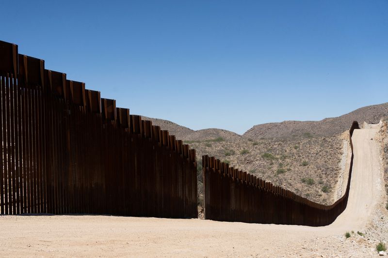 &copy; Reuters. فجوة في السياج الحدودي بين الولايات المتحدة والمكسيك في أريزونا بالولايات المتحدة في صورة من أرشيف رويترز.