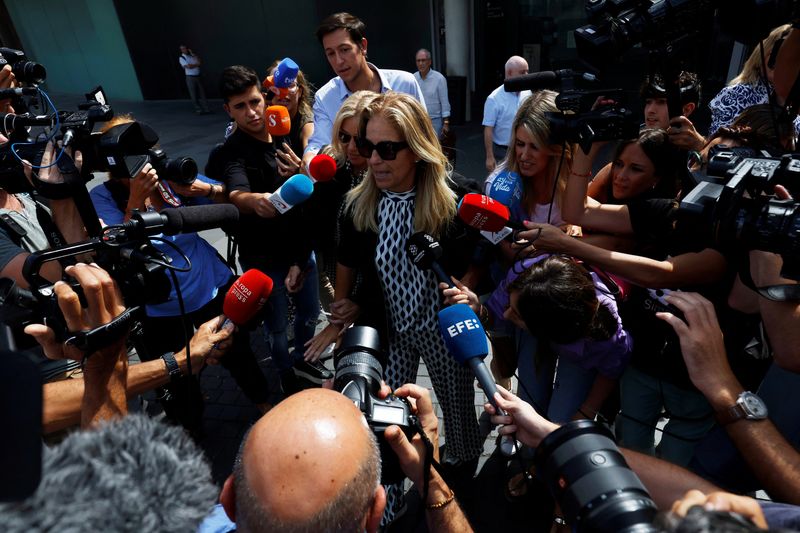 &copy; Reuters. لاعبة التنس الإسبانية السابقة أرانتشا سانشيز فيكاريو لدى مغادرتها المحكمة في برشلونة بتهمة إخفاء أصول لتجنب سداد ديون يوم الثلاثاء. تصوير: 