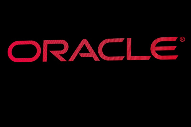 &copy; Reuters. Foto de archivo: El logotipo de la compañía Oracle Corp. se muestra en una pantalla en la Bolsa de Valores de Nueva York (NYSE), en Nueva York, Estados Unidos, 18 de septiembre, 2019. REUTERS/Brendan McDermid