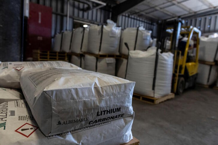 &copy; Reuters. Imagen de archivo de sacos de carbonato de litio en una instalación de Albemarle Lithium en Silver Peak, Nevada, EEUU. 6 octubre 2022. REUTERS/Carlos Barría