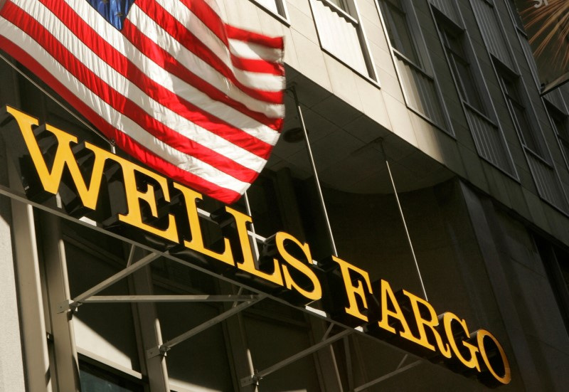 &copy; Reuters. FOTO DE ARCHIVO: Una bandera estadounidense ondea sobre la sede de Wells Fargo & Co en San Francisco, California. 22 de abril de 2009. REUTERS/Robert Galbraith aith 
