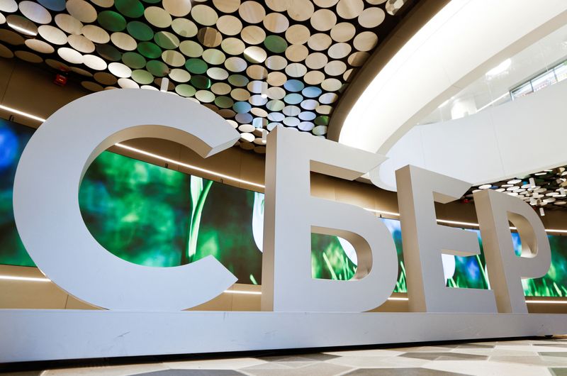 © Reuters. An installation with the logo is on display in the office of Sberbank, Russia's state-owned dominant lender and one of the country's leading technology players, in Moscow, Russia, March 28, 2023. REUTERS/Maxim Shemetov/File photo