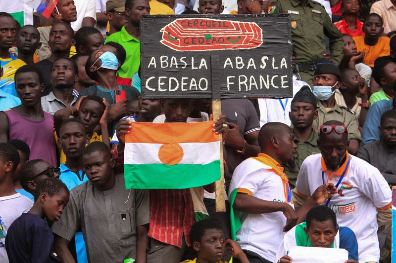 &copy; Reuters. Les Nigériens se rassemblent pour soutenir les soldats putschistes et pour exiger le départ de l'ambassadeur de France, dans la capitale Niamey, au Niger. /Photo prise le 26 août 2023/REUTERS/Mahamadou Hamidou 