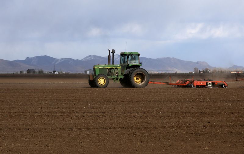 &copy; Reuters. A farmer plows a field with a tractor amid concerns related to coronavirus disease (COVID-19) near the town of Bellevue in Blaine County, Idaho, U.S. April 13, 2020. REUTERS/Jim Urquhart/File photo