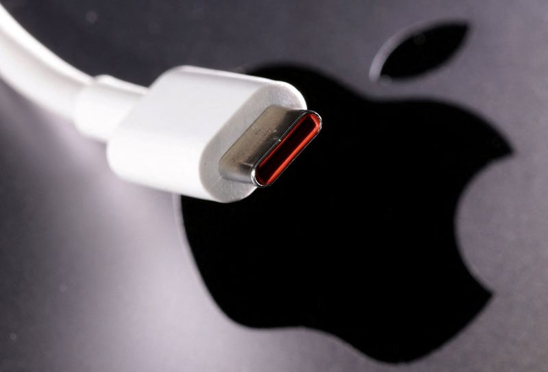 &copy; Reuters. FOTO DE ARCHIVO: Un cable USB-C se ve cerca del logotipo de Apple en esta ilustración tomada el 27 de octubre de 2022. REUTERS/Dado Ruvic/Ilustración/Archivo