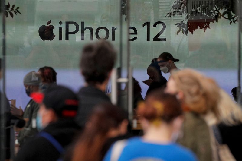 &copy; Reuters. Un magasin d'Apple à Brooklyn, aux États-Unis. /Photo prise le 23 octobre 2020/REUTERS/Brendan McDermid