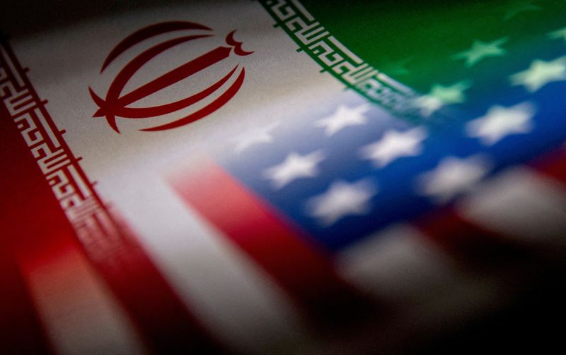 &copy; Reuters. العلمان الأمريكي والإيراني في صورة توضيحية من أرشيف رويترز.