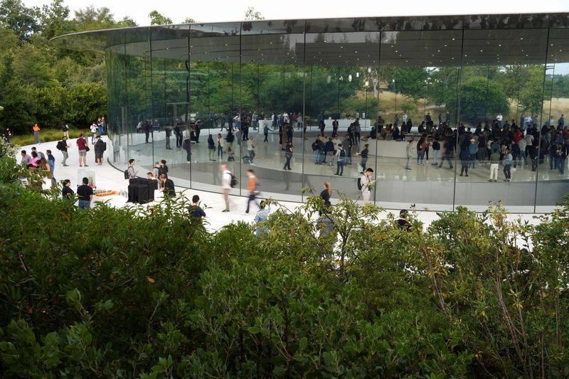 &copy; Reuters. 'Wonderlust' event attendees arrive to the Steve Jobs Theater at the Apple company headquarters in Cupertino, California, U.S. September 12, 2023. REUTERS/Loren Elliott
