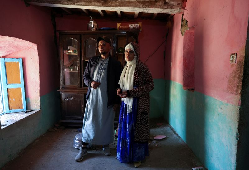 &copy; Reuters. العريس محمد بوضاض  يقف مع زوجته حبيبة أجدير داخل منزلهما الذي تضرر في أعقاب الزلزال الذي بلغت قوته 6.8 درجة في قرية كيتو بالمغرب يوم الثلاثاء. 