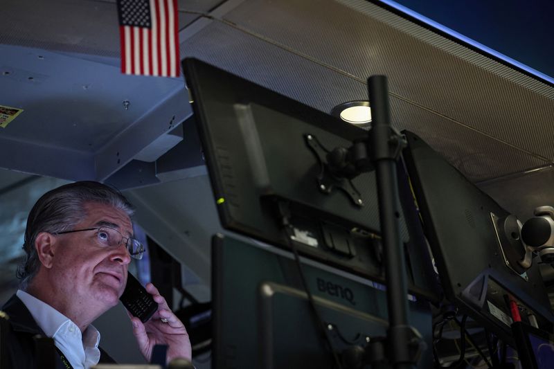 © Reuters. Traders work on the floor of the New York Stock Exchange (NYSE) in New York City, U.S., September 11, 2023.  REUTERS/Brendan McDermid