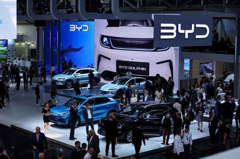 &copy; Reuters. Uma visão geral dos visitantes observando modelos da BYD, fabricante de automóveis chinesa, durante evento um dia antes da abertura oficial do Salão do Automóvel de Munique 2023 (IAA Mobility), em Munique, Alemanha
04/09/2023
REUTERS/Leonhard Simon