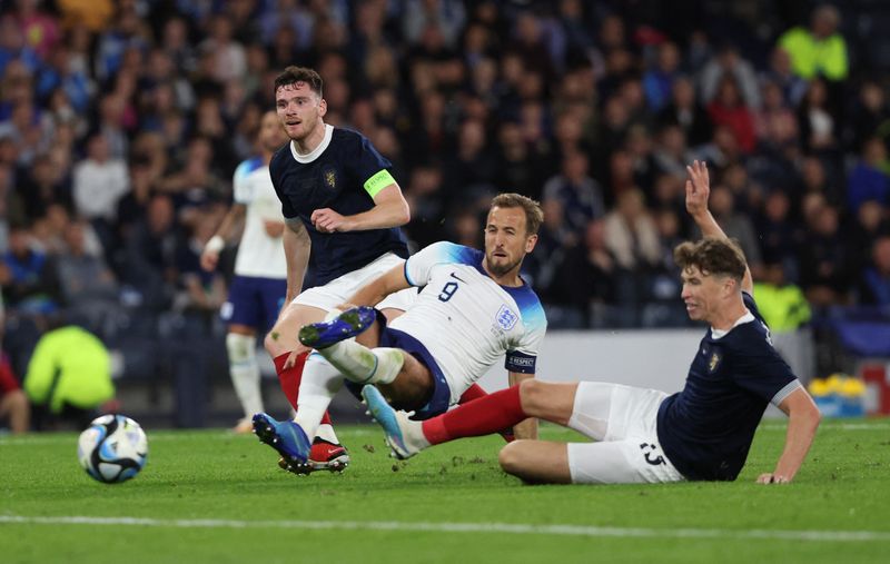 &copy; Reuters. هاري كين يحرز الهدف الثالث لإنجلترا في مرمى اسكتلندا في مباراة ودية على ملعب هامبدن بارك بجلاسجو باسكتلندا يوم الثلاثاء. تصوير: راسل تشيني - 