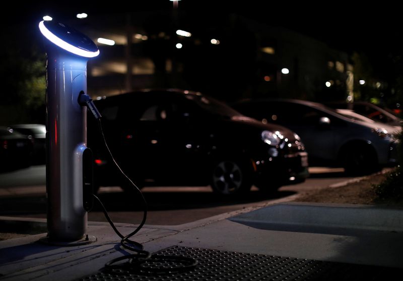 © Reuters. FILE PHOTO: A charging station for electric vehicles is pictured in Pasadena, California, U.S., August 7, 2017. REUTERS/Mario Anzuoni