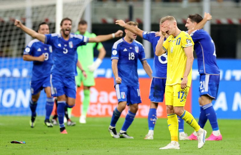 &copy; Reuters. لاعبو إيطاليا يحتفلون عقب إحراز الهدف الثاني في مرمى أوكرانيا في المجموعة الثالثة بتصفيات بطولة أوروبا 2024 لكرة القدم في ميلانو يوم الثلاثا