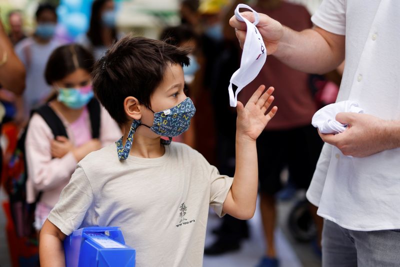 &copy; Reuters. Estudante recebe máscara de proteção facial em Tel Aviv, Israel
01/09/2021
REUTERS/Amir Cohen