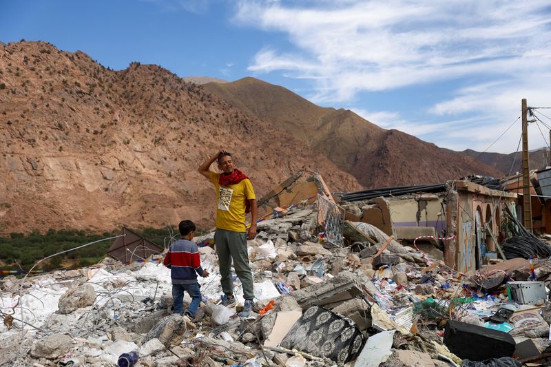&copy; Reuters. جمال الرباكي (36) الذي فقد والديه في زلزال المغرب يقف بين أنقاض منزلهم في بلدة تلات نيعقوب النائية بوم الثلاثاء. تصوير: هانا مكاي - رويترز.