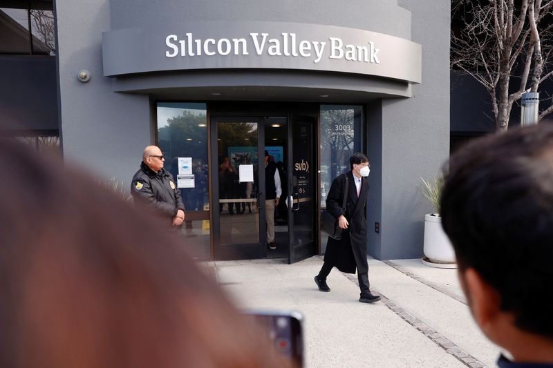 &copy; Reuters. A customer leaves after speaking with FDIC representatives inside of the Silicon Valley Bank headquarters in Santa Clara, California, U.S., March 13, 2023. REUTERS/Brittany Hosea-Small