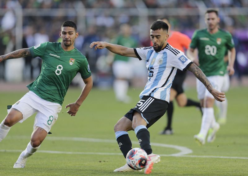 &copy; Reuters. لاعب الأرجنتين نيكولاس تاليافيكو  يحرز الهدف الثالث لفريقه في مرمى بوليفيا في تصفيات كأس العالم لكرة القدم 2026 في لا باز ببوليفيا يوم الثلاث