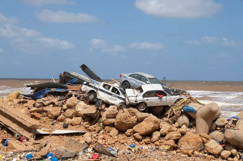 © Reuters. مشهد يظهر سيارات محطمة بعد عاصفة قوية وأمطار غزيرة ضربت ليبيا في درنة يوم الثلاثاء. تصوير: عصام عمران الفيتوري - رويترز. هذه أفضل جودة متاحة للصورة.