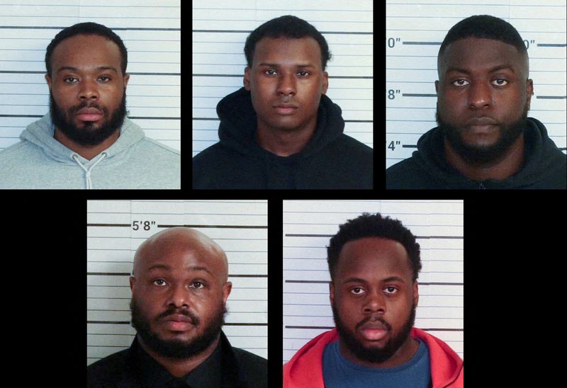 © Reuters. FILE PHOTO: A combination photo of mugshots shows the Memphis police officers charged with second-degree murder in the death of Tyre Nichols, the young Black man who died three days after he was pulled over and beaten by Memphis police, in Memphis, Tennessee in these photos released to Reuters on January 27, 2023. The officers are clockwise from top left Demetrius Haley, Justin Smith, Emmitt Martin III, Tadarrius Bean and Desmond Mills Jr..  Shelby County Sheriff's Office/Handout via REUTERS/File Photo