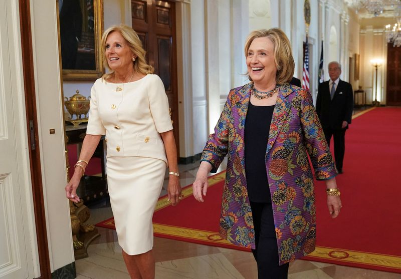 &copy; Reuters. وزيرة الخارجية الأمريكية السابقة هيلاري كلينتون والسيدة الأولى جيل بايدن لدى وصولهما لحضور فعالية للاحتفاء بالحائزين على جائزة الفنون الع
