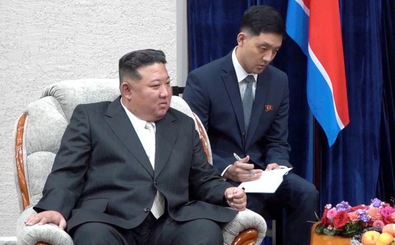 &copy; Reuters. الزعيم الكوري الشمالي كيم جونج أون خلال اجتماع لدى وصوله إلى بلدة خاسان الحدودية في روسيا يوم الثلاثاء في صورة مأخوذة من مقطع فيديو نشر يوم 