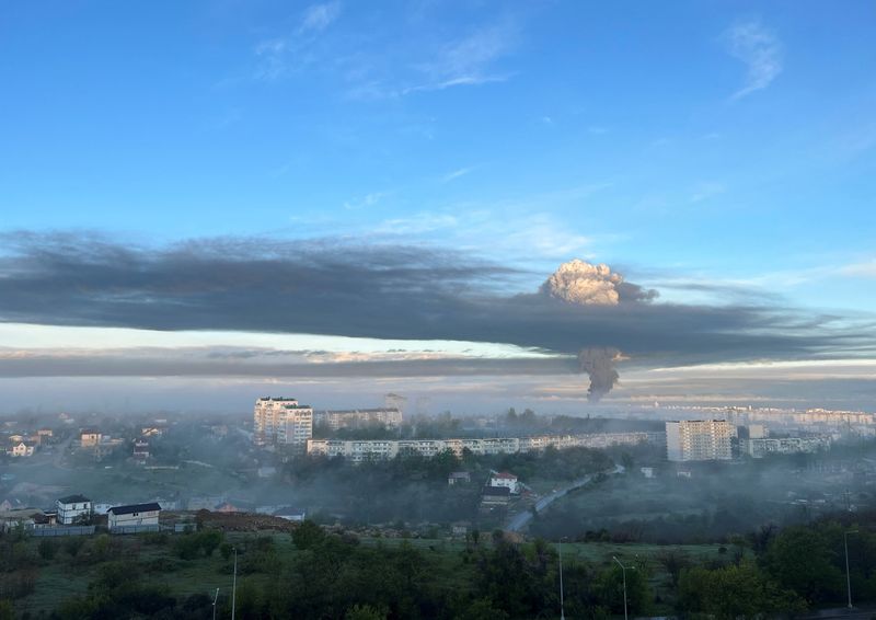 &copy; Reuters. مشهد يظهر دخانا متصاعدا بعد ما يشتبه أنه هجوم بطائرة مسيرة في سيفاستوبول بشبه جزيرة القرم يوم 29 أبريل نيسان 2023. تصوير: رويترز.

