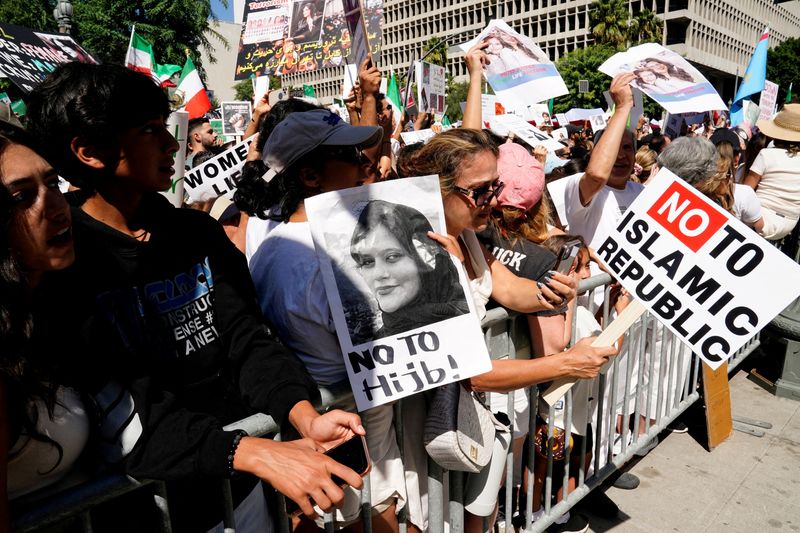 &copy; Reuters. متظاهرون يرفعون صور مهسا أميني خلال احتجاج دعما للمرأة الإيرانية وضد وفاة أميني في لوس انجليس بولاية كاليفورنيا الأمريكية في الأول من أكتو
