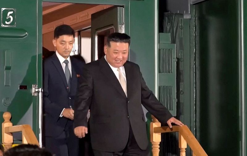 &copy; Reuters. الزعيم الكوري الشمالي كيم جونج أون لدى وصوله إلى بلدة خاسان الحدودية في روسيا يوم الثلاثاء في صورة مأخوذة من مقطع فيديو نشر يوم الثلاثاء. صو