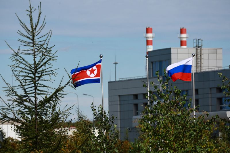 &copy; Reuters. علما روسيا وكوريا الشمالية قبل اجتماع الرئيس الروسي فلاديمير بوتين والزعيم الكوري الشمالي كيم جونج أون في قاعدة فوستوشني الفضائية الروسية 